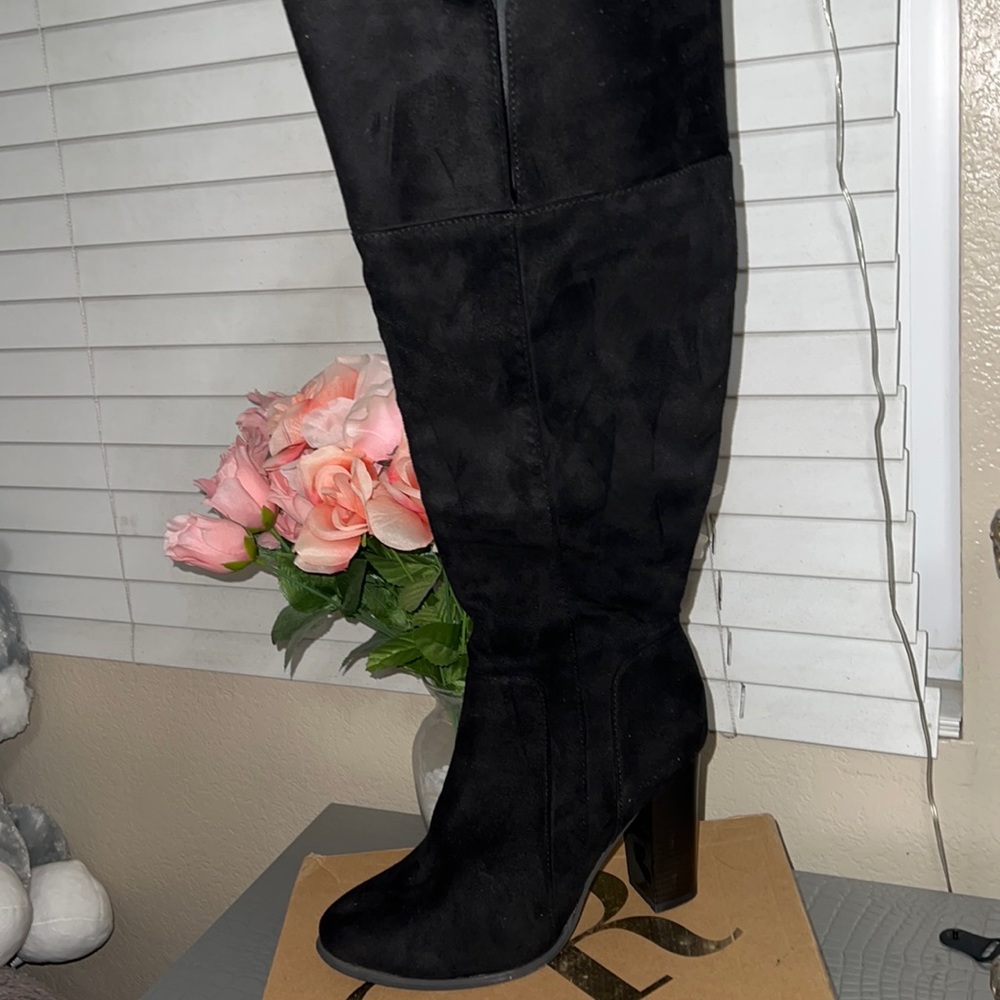 BLACK BOOTS